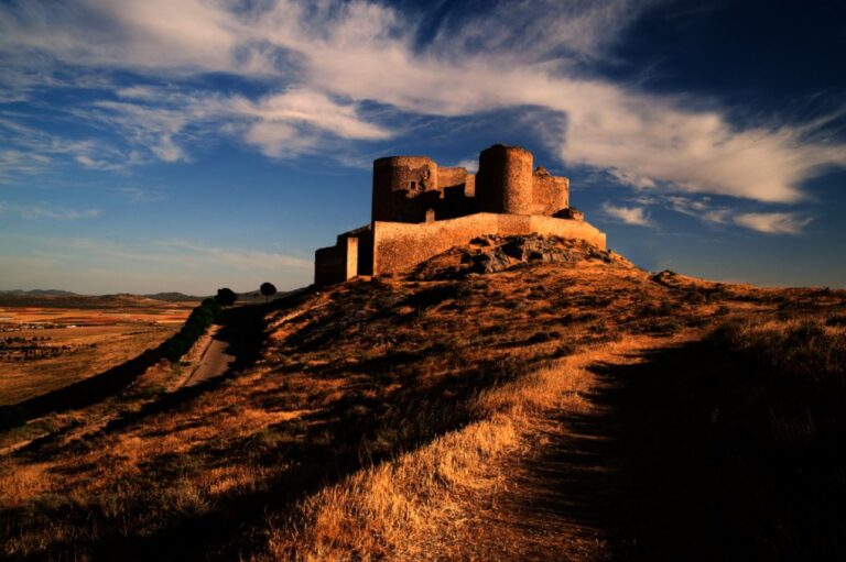 Parece un bastión del Señor de los Anillos, pero es Toledo: así es el castillo de Consuegra Parece un bastión del Señor de los Anillos, pero es Toledo: así es el castillo de Consuegra