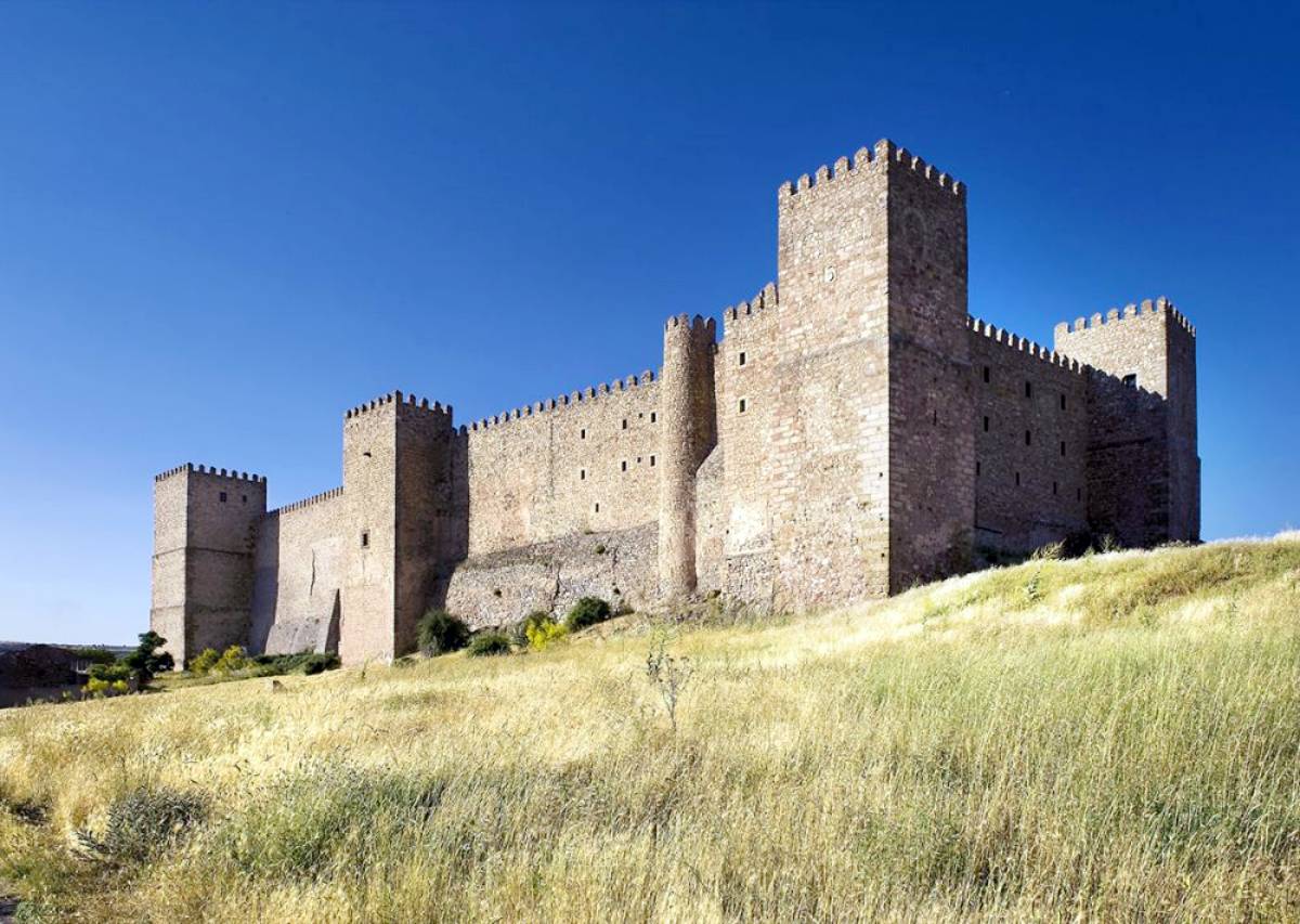 El castillo de Sigüenza: una fortaleza medieval y el eco de una Borbón entre sus muros