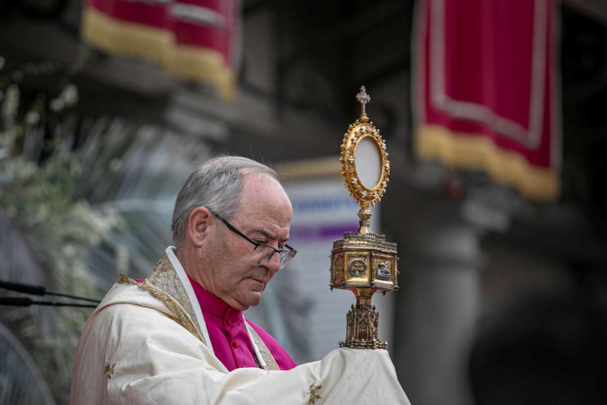Ni el sol pudo con la fe: Toledo se vuelca con la Custodia de Arfe