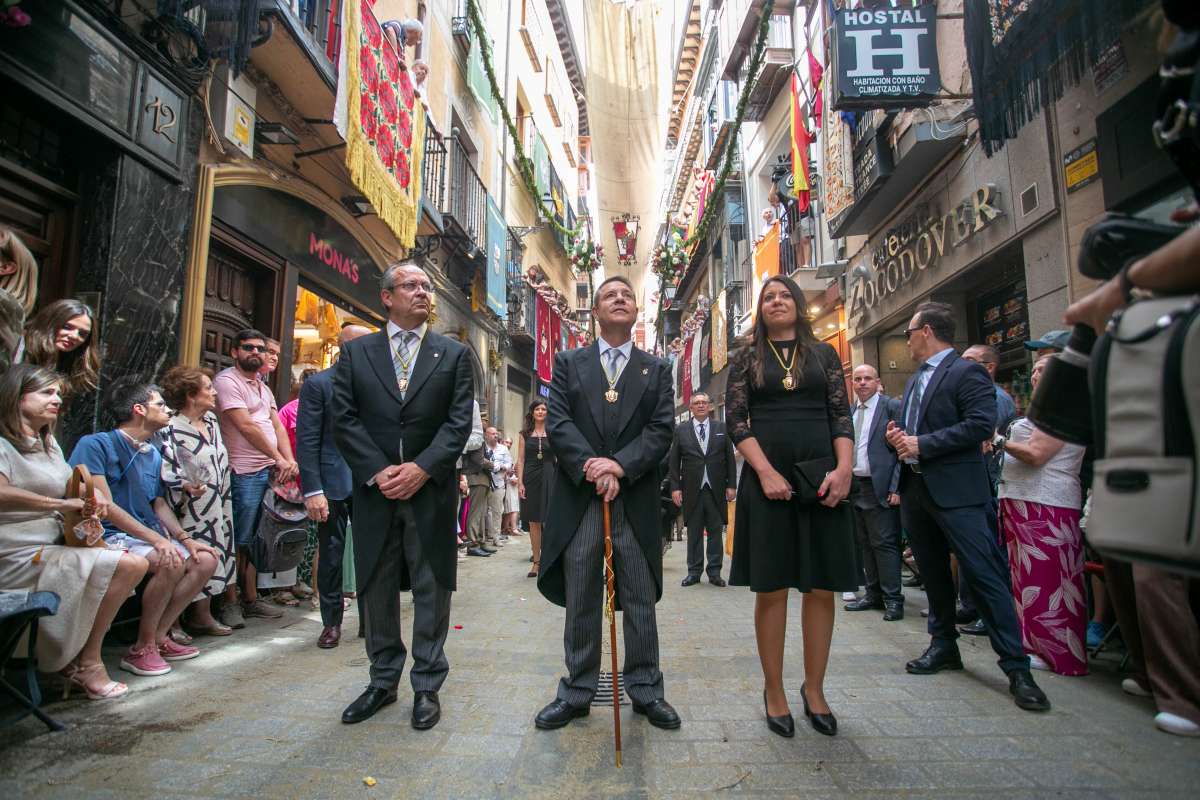 Ni el sol pudo con la fe: Toledo se vuelca con la Custodia de Arfe