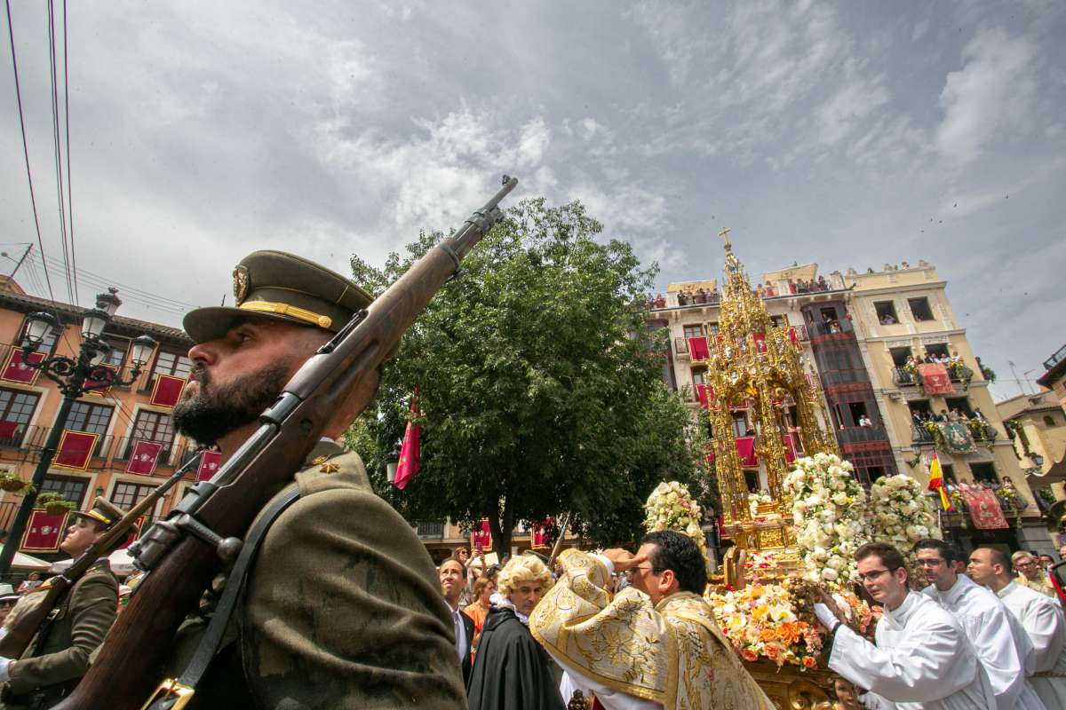 Ni el sol pudo con la fe: Toledo se vuelca con la Custodia de Arfe