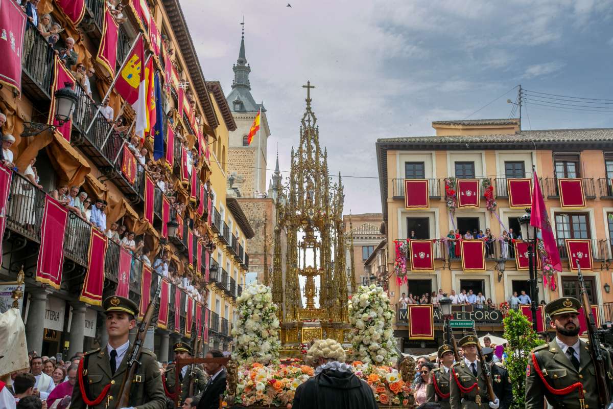 Ni el sol pudo con la fe: Toledo se vuelca con la Custodia de Arfe
