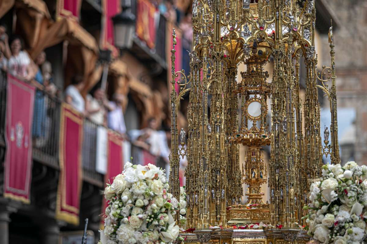 Ni el sol pudo con la fe: Toledo se vuelca con la Custodia de Arfe