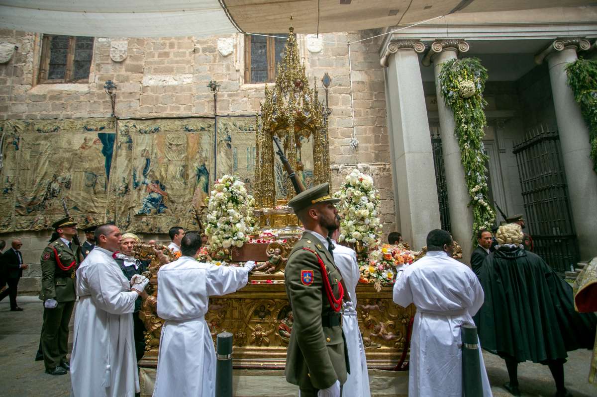 Ni el sol pudo con la fe: Toledo se vuelca con la Custodia de Arfe