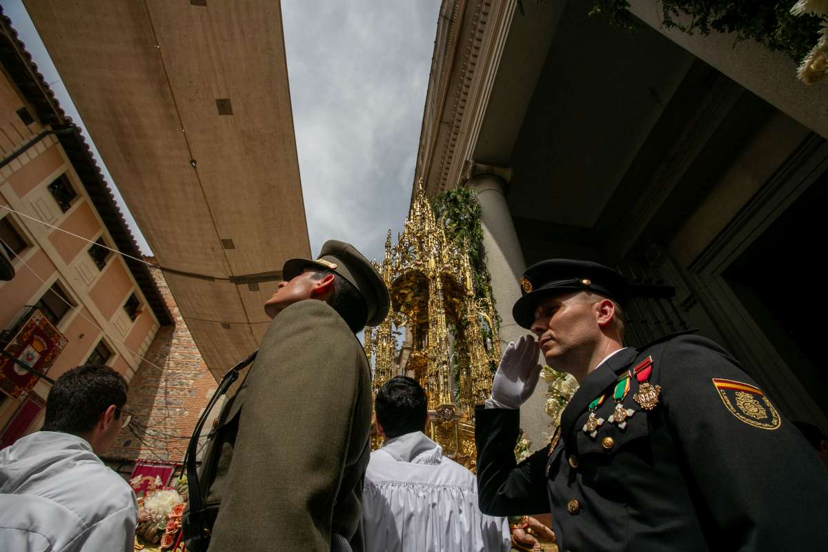 Ni el sol pudo con la fe: Toledo se vuelca con la Custodia de Arfe