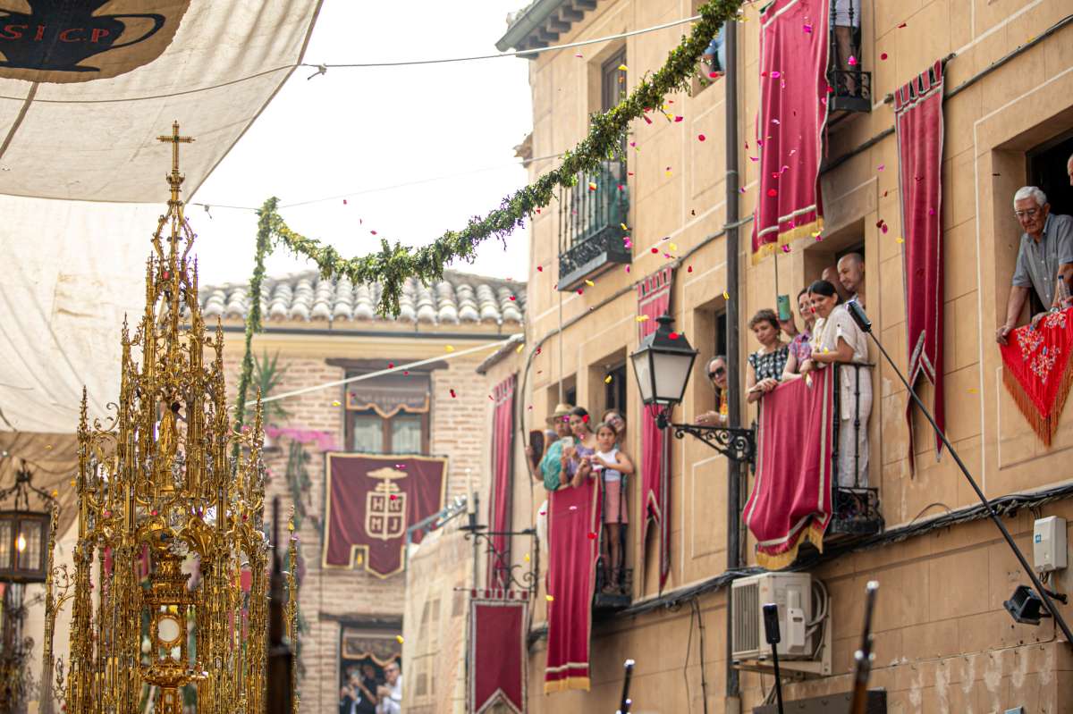 Ni el sol pudo con la fe: Toledo se vuelca con la Custodia de Arfe
