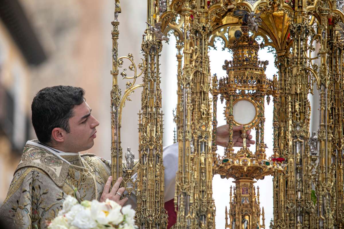 Ni el sol pudo con la fe: Toledo se vuelca con la Custodia de Arfe