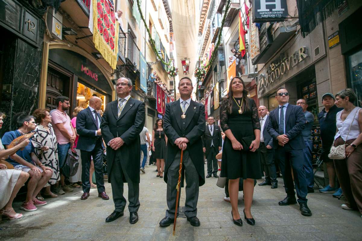 Ni el sol pudo con la fe: Toledo se vuelca con la Custodia de Arfe