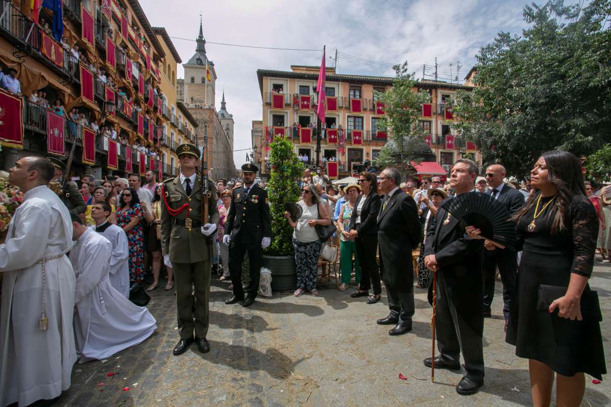 Ni el sol pudo con la fe: Toledo se vuelca con la Custodia de Arfe