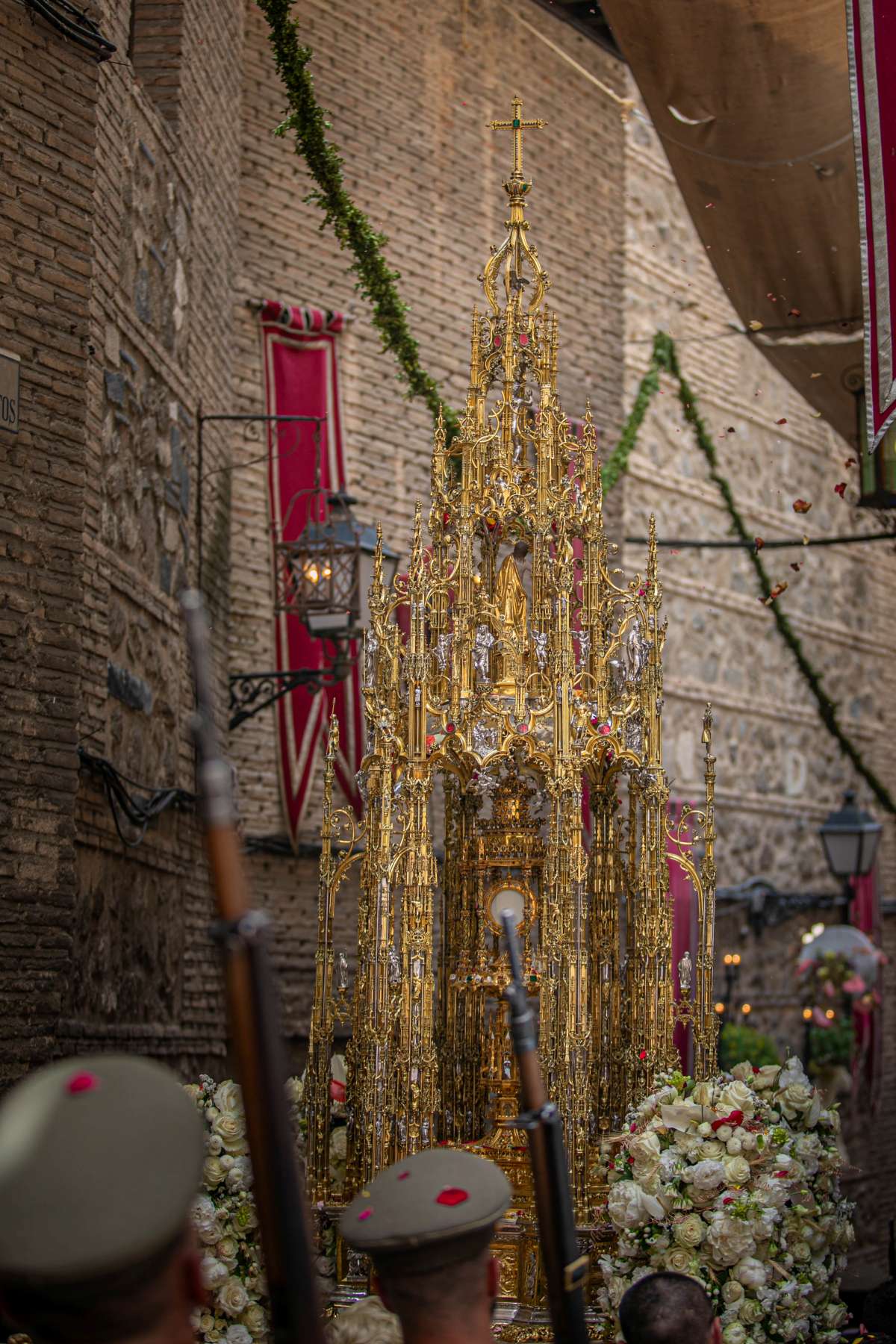 Ni el sol pudo con la fe: Toledo se vuelca con la Custodia de Arfe