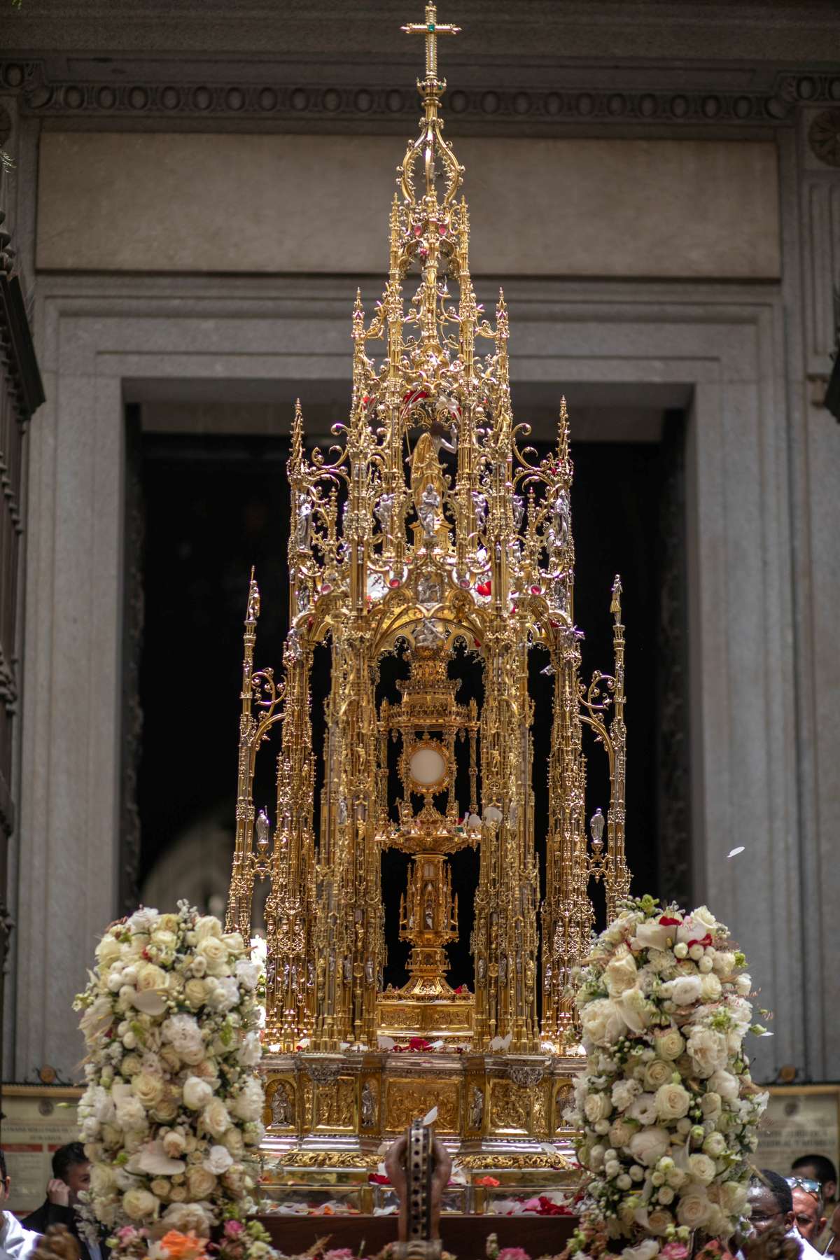 Ni el sol pudo con la fe: Toledo se vuelca con la Custodia de Arfe