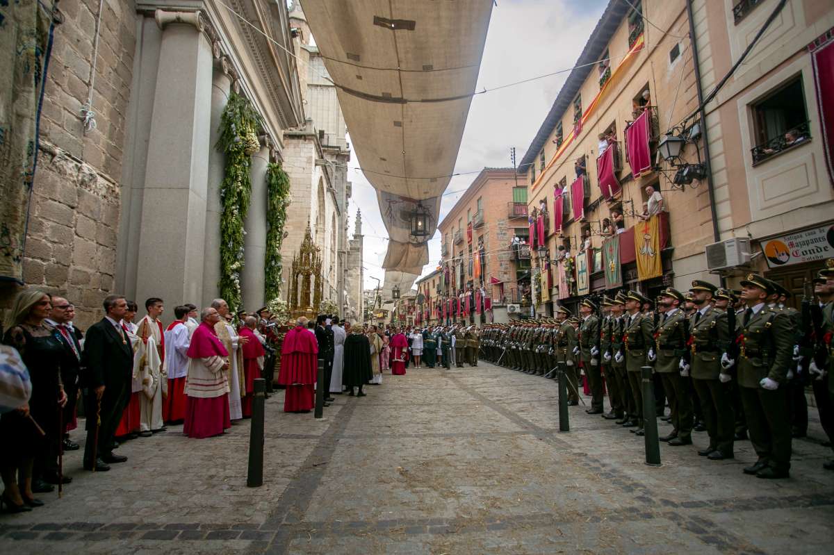 Ni el sol pudo con la fe: Toledo se vuelca con la Custodia de Arfe