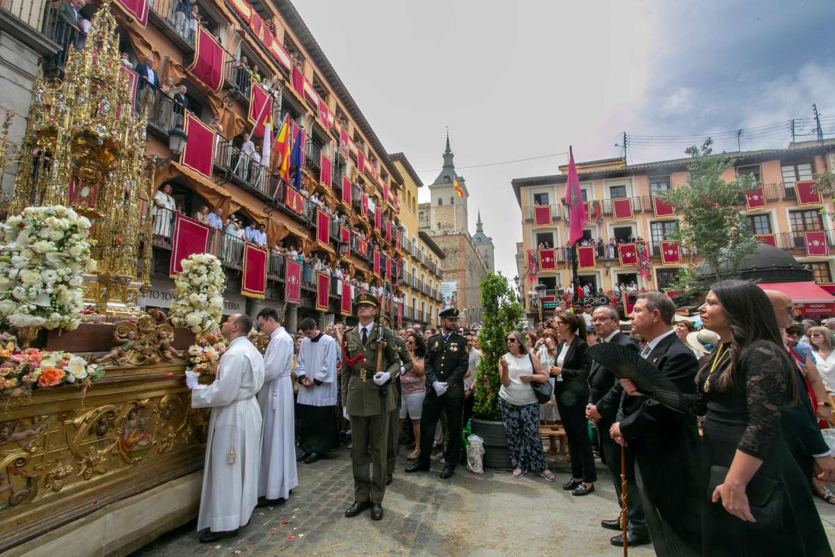 Ni el sol pudo con la fe: Toledo se vuelca con la Custodia de Arfe