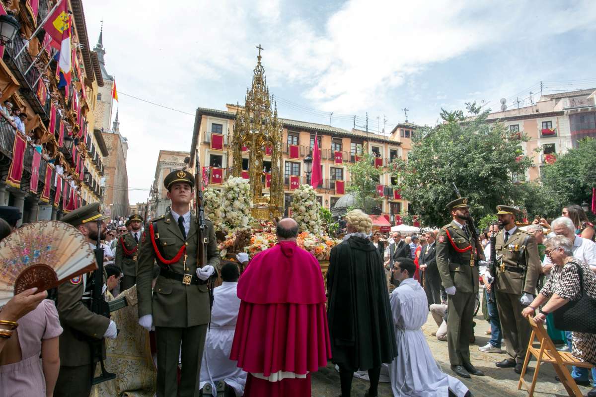 Ni el sol pudo con la fe: Toledo se vuelca con la Custodia de Arfe