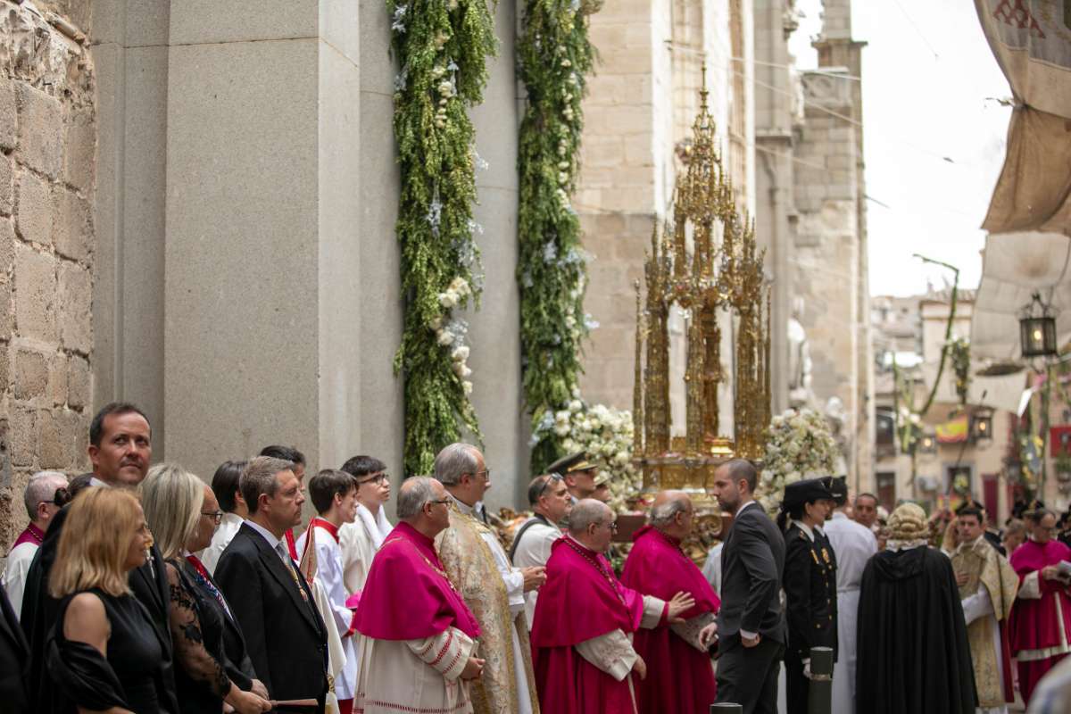 Ni el sol pudo con la fe: Toledo se vuelca con la Custodia de Arfe