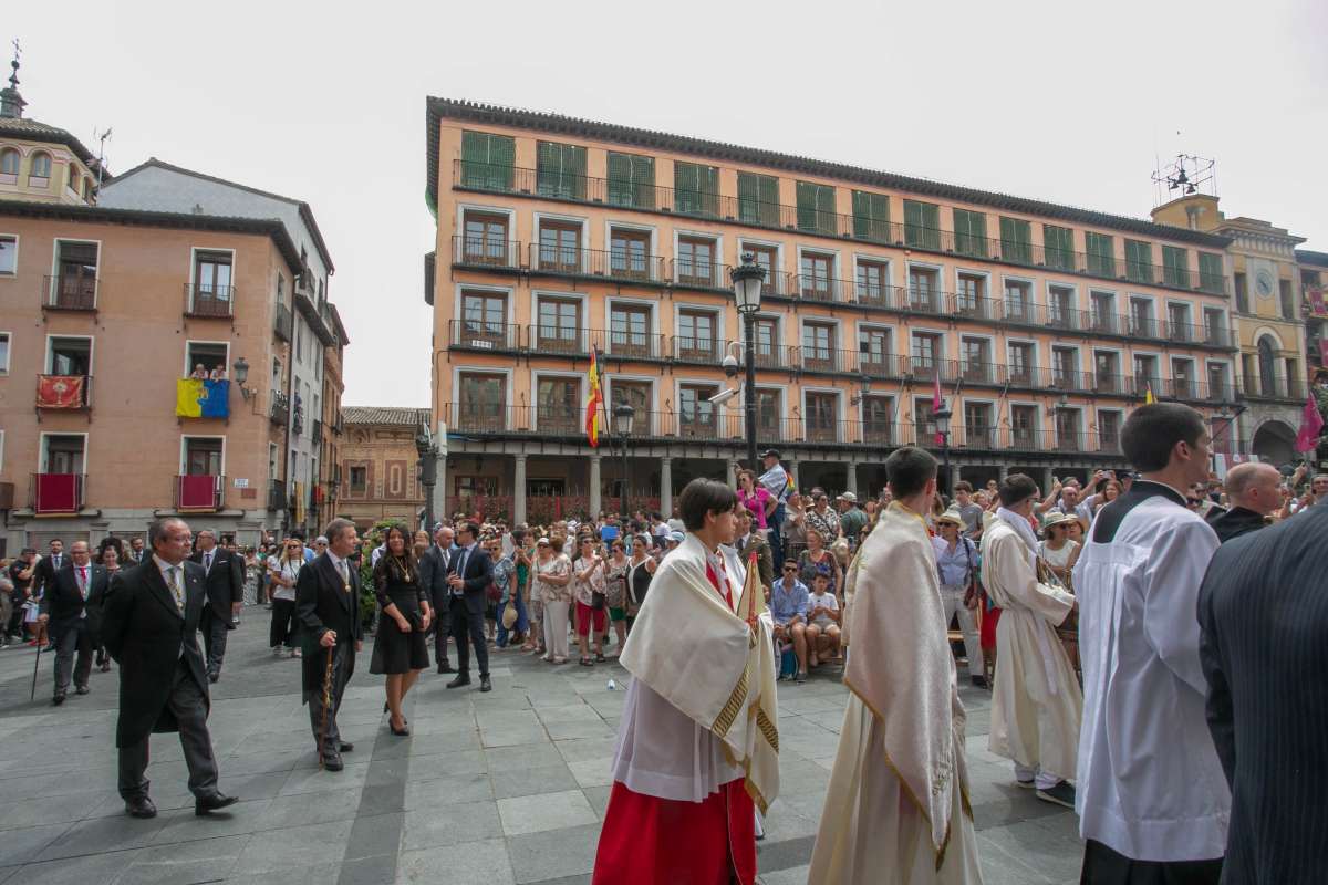 Ni el sol pudo con la fe: Toledo se vuelca con la Custodia de Arfe