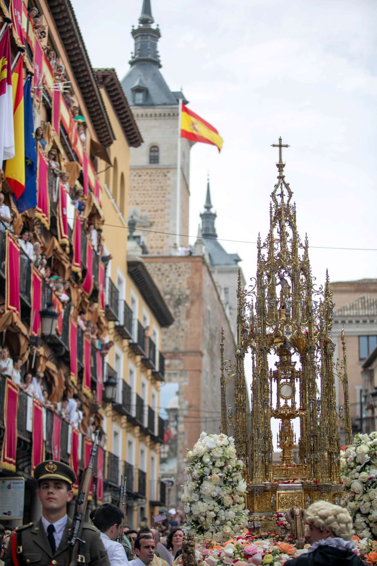 Ni el sol pudo con la fe: Toledo se vuelca con la Custodia de Arfe