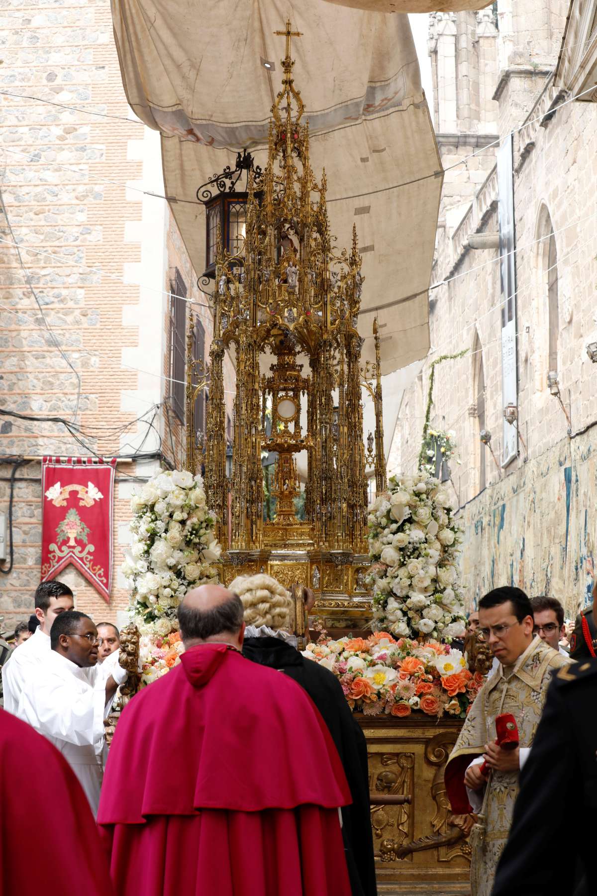 Ni el sol pudo con la fe: Toledo se vuelca con la Custodia de Arfe