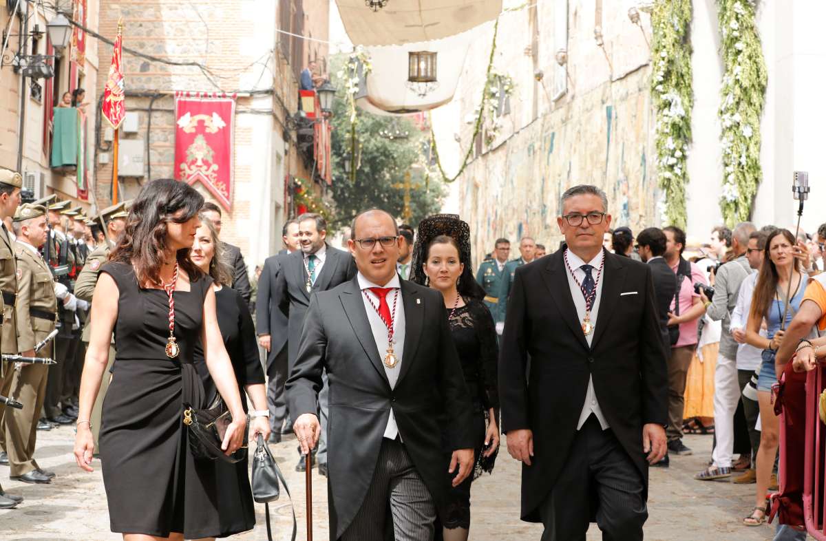 Ni el sol pudo con la fe: Toledo se vuelca con la Custodia de Arfe