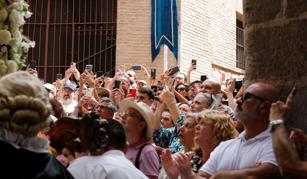 Ni el sol pudo con la fe: Toledo se vuelca con la Custodia de Arfe