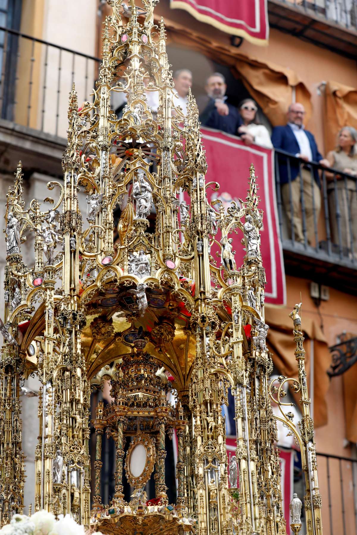 Ni el sol pudo con la fe: Toledo se vuelca con la Custodia de Arfe
