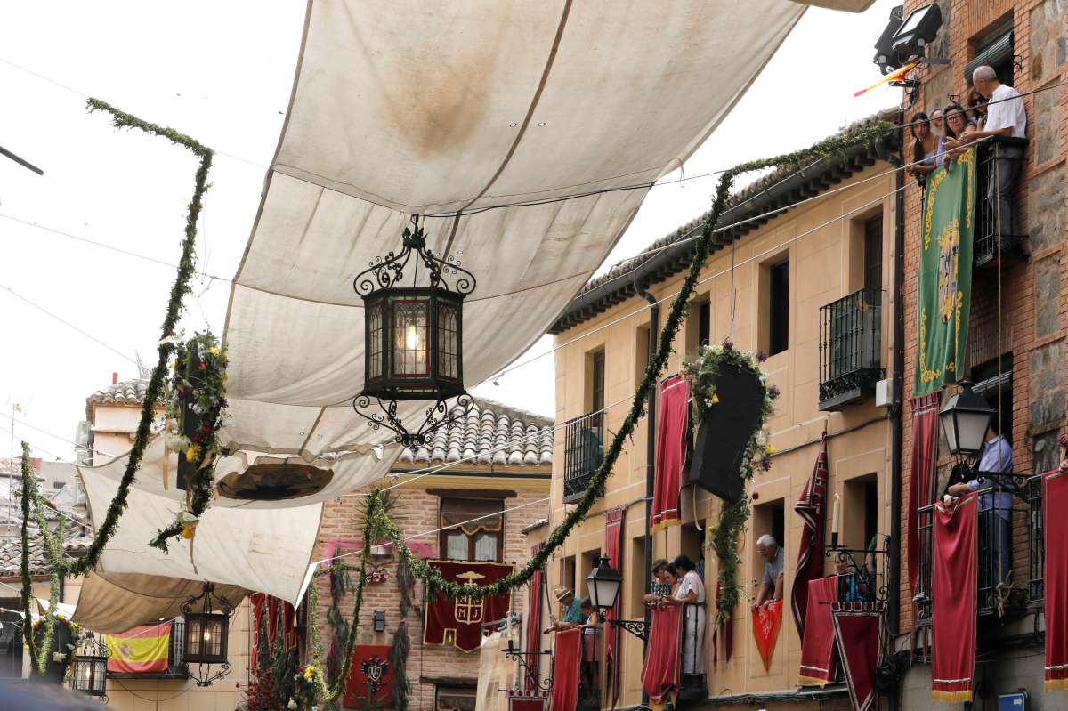 Ni el sol pudo con la fe: Toledo se vuelca con la Custodia de Arfe