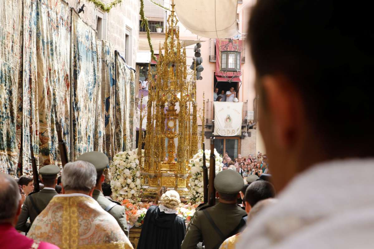 Ni el sol pudo con la fe: Toledo se vuelca con la Custodia de Arfe