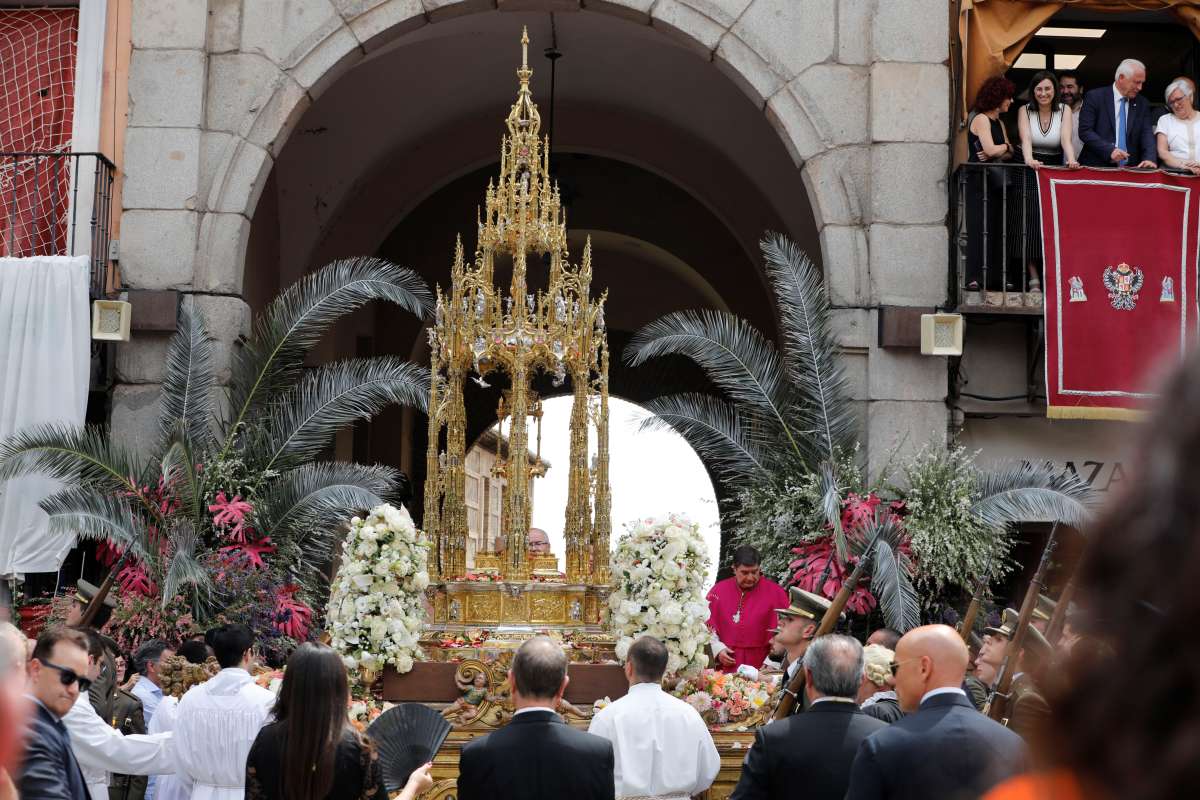 Ni el sol pudo con la fe: Toledo se vuelca con la Custodia de Arfe