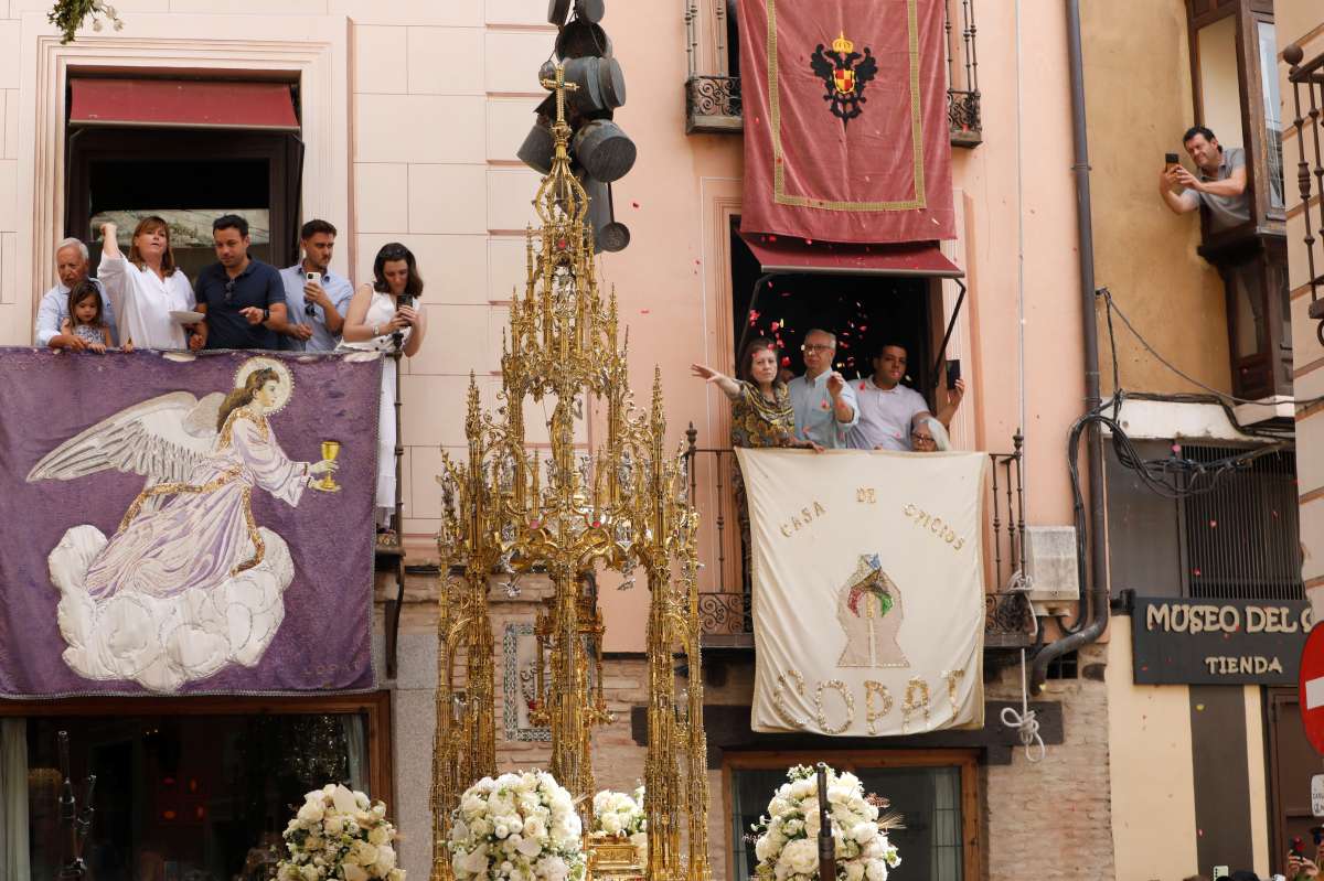 Ni el sol pudo con la fe: Toledo se vuelca con la Custodia de Arfe