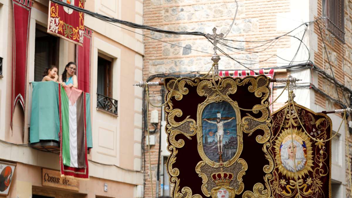 Ni el sol pudo con la fe: Toledo se vuelca con la Custodia de Arfe