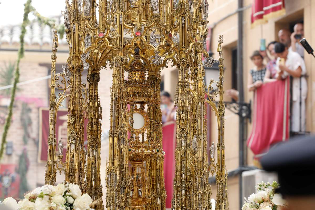 Ni el sol pudo con la fe: Toledo se vuelca con la Custodia de Arfe