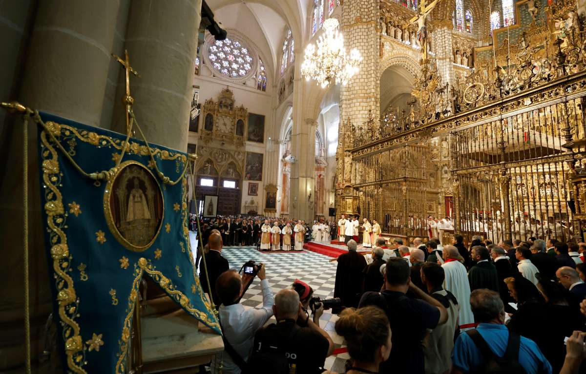 Ni el sol pudo con la fe: Toledo se vuelca con la Custodia de Arfe