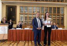 El rector Julián Garde entrega en la Universidad Carolina de Praga el XXX Premio Iberoamericano