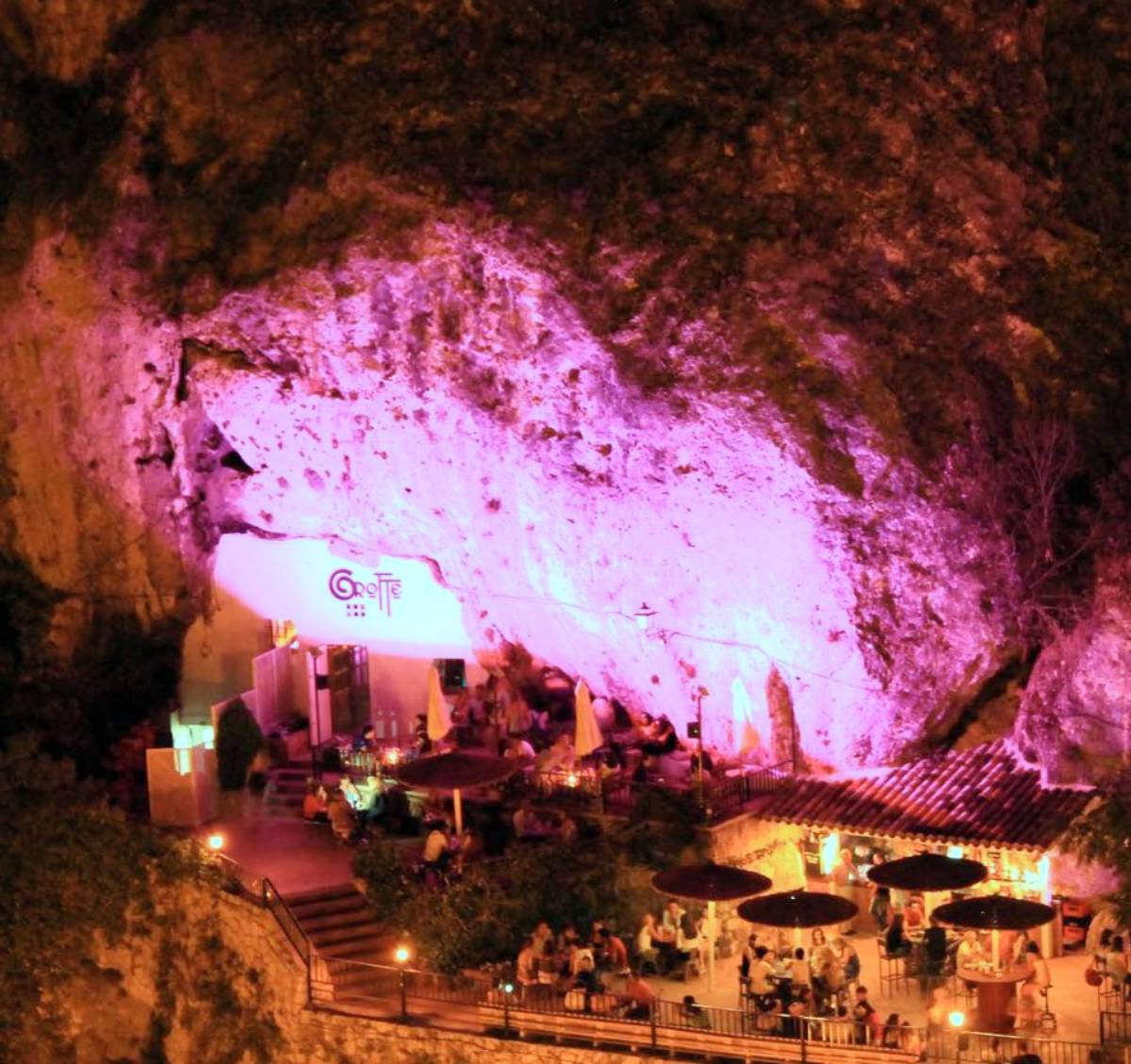 Cenar y tomar una copa dentro de una cueva en Cuenca: una experiencia única junto al río Huécar