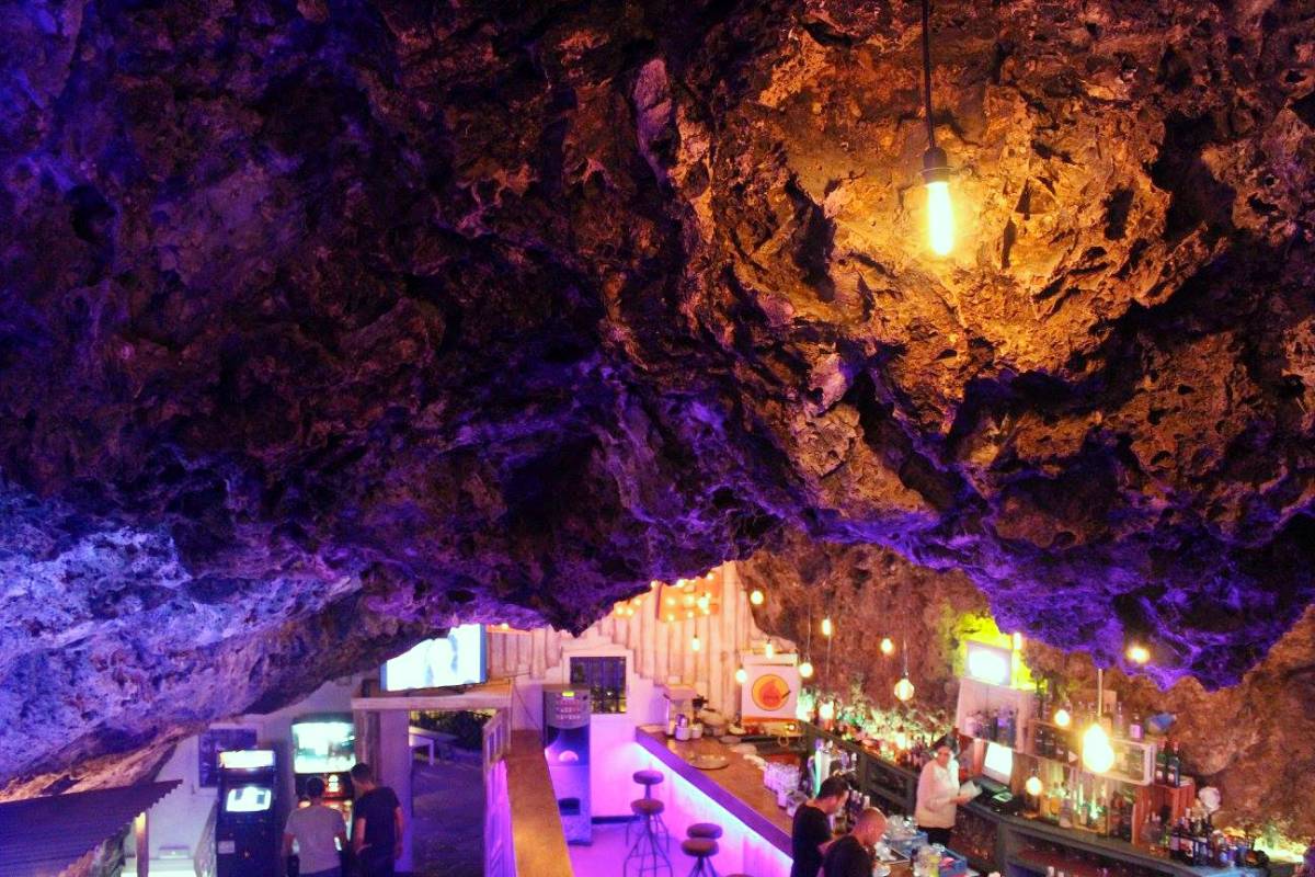 Cenar y tomar una copa dentro de una cueva en Cuenca: una experiencia única junto al río Huécar