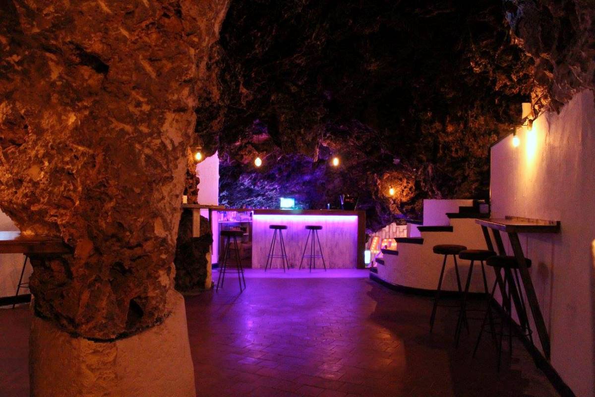 Cenar y tomar una copa dentro de una cueva en Cuenca: una experiencia única junto al río Huécar