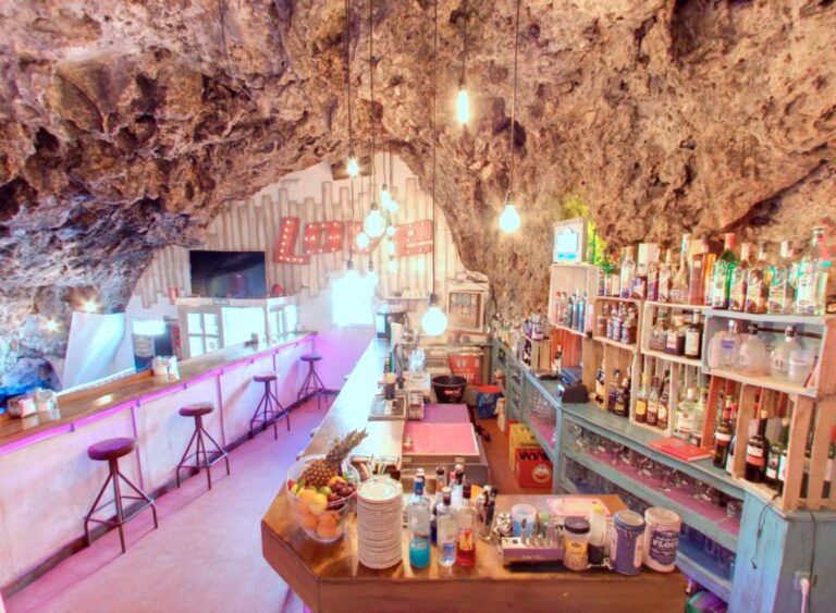 Cenar y tomar una copa dentro de una cueva en Cuenca: una experiencia única junto al río Huécar