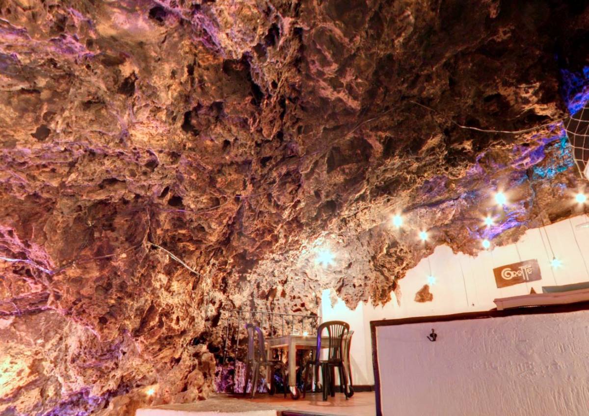 Cenar y tomar una copa dentro de una cueva en Cuenca: una experiencia única junto al río Huécar