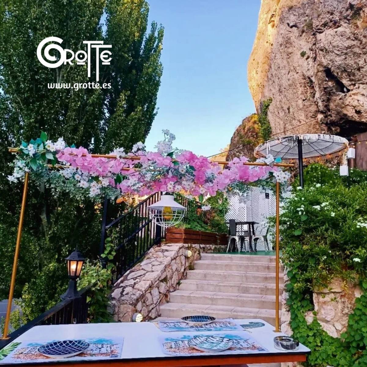 Cenar y tomar una copa dentro de una cueva en Cuenca: una experiencia única junto al río Huécar