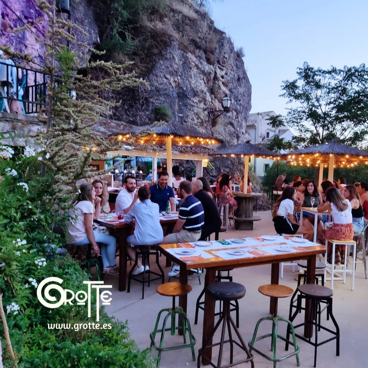 Cenar y tomar una copa dentro de una cueva en Cuenca: una experiencia única junto al río Huécar