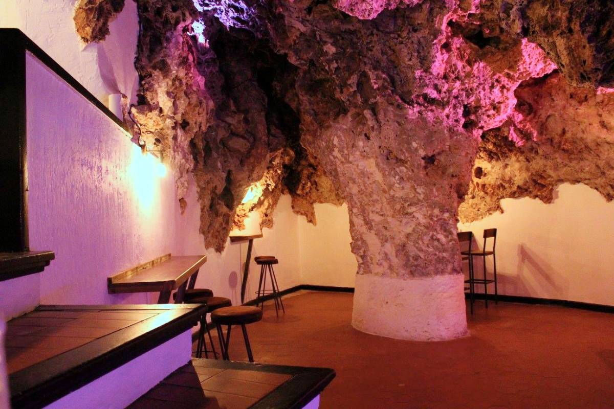 Cenar y tomar una copa dentro de una cueva en Cuenca: una experiencia única junto al río Huécar
