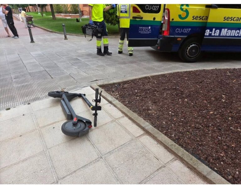 Herida una menor tras caer de un patinete en el que iban dos pasajeros en Cuenca