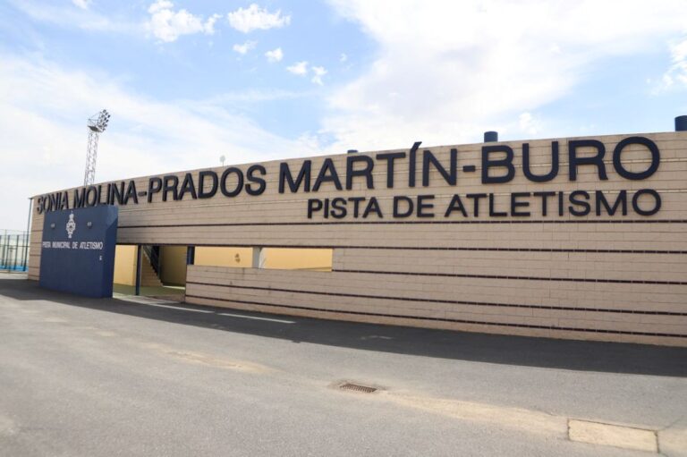La pista de atletismo de Manzanares ya lleva el nombre de Sonia Molina-Prados Martín-Buro