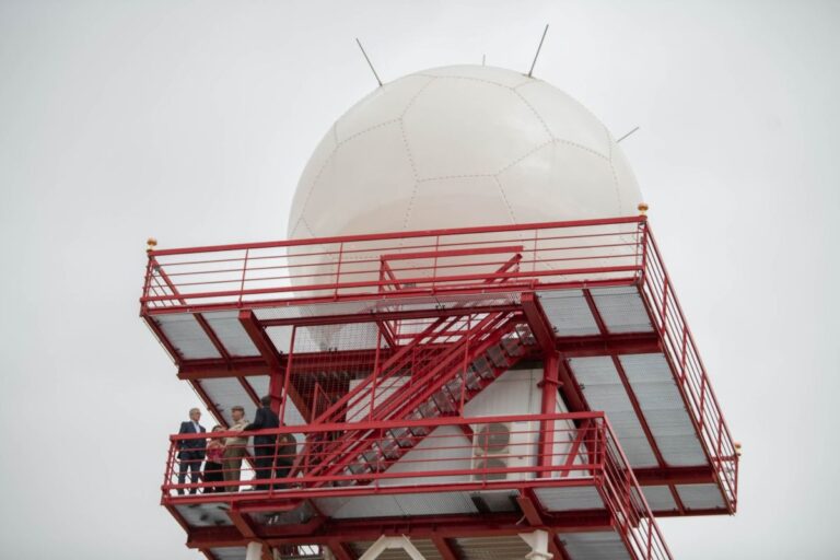 El primer radar meteorológico de última generación de la Aemet se instala en Almagro