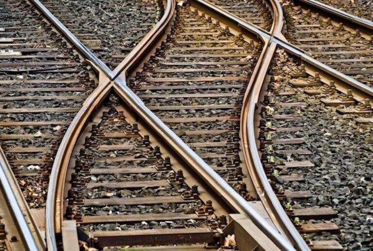 Adif mantiene restricciones de velocidad en tramos de la línea de alta velocidad Madrid-Valencia