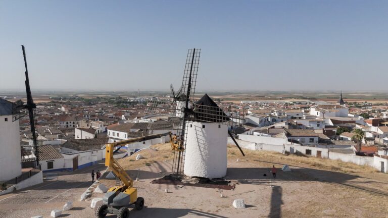 Avanzan los trabajos de mantenimiento del conjunto molinero de Campo de Criptana