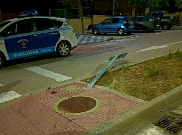 Chocó de madrugada contra una señal de tráfico en una calle de Cuenca