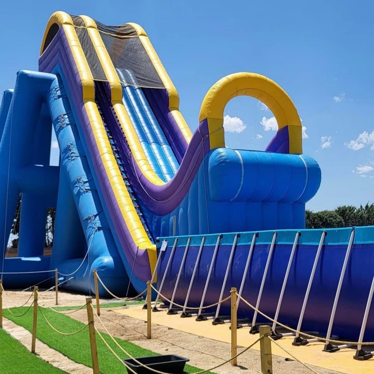 El parque acuático hinchable más grande de España está en Toledo: arena de playa y toboganes gigantes