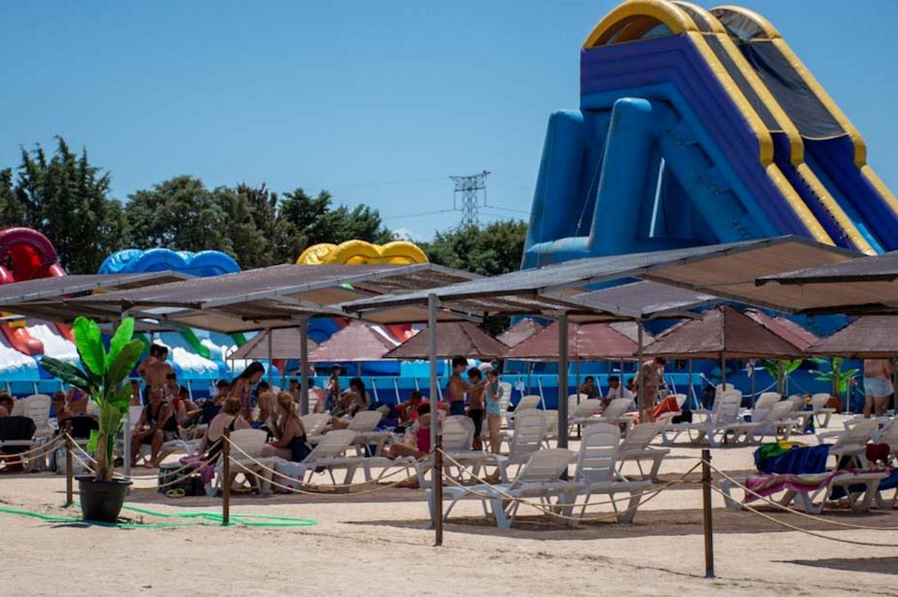 El parque acuático hinchable más grande de España está en Toledo: arena de playa y toboganes gigantes