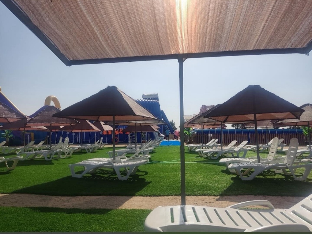 El parque acuático hinchable más grande de España está en Toledo: arena de playa y toboganes gigantes